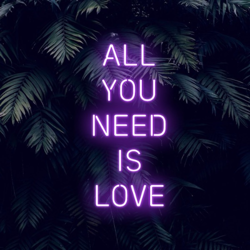 Alles was zo brauchen ist Love Caps LED NEON Sign - Made in London Inspirerende neonreclames